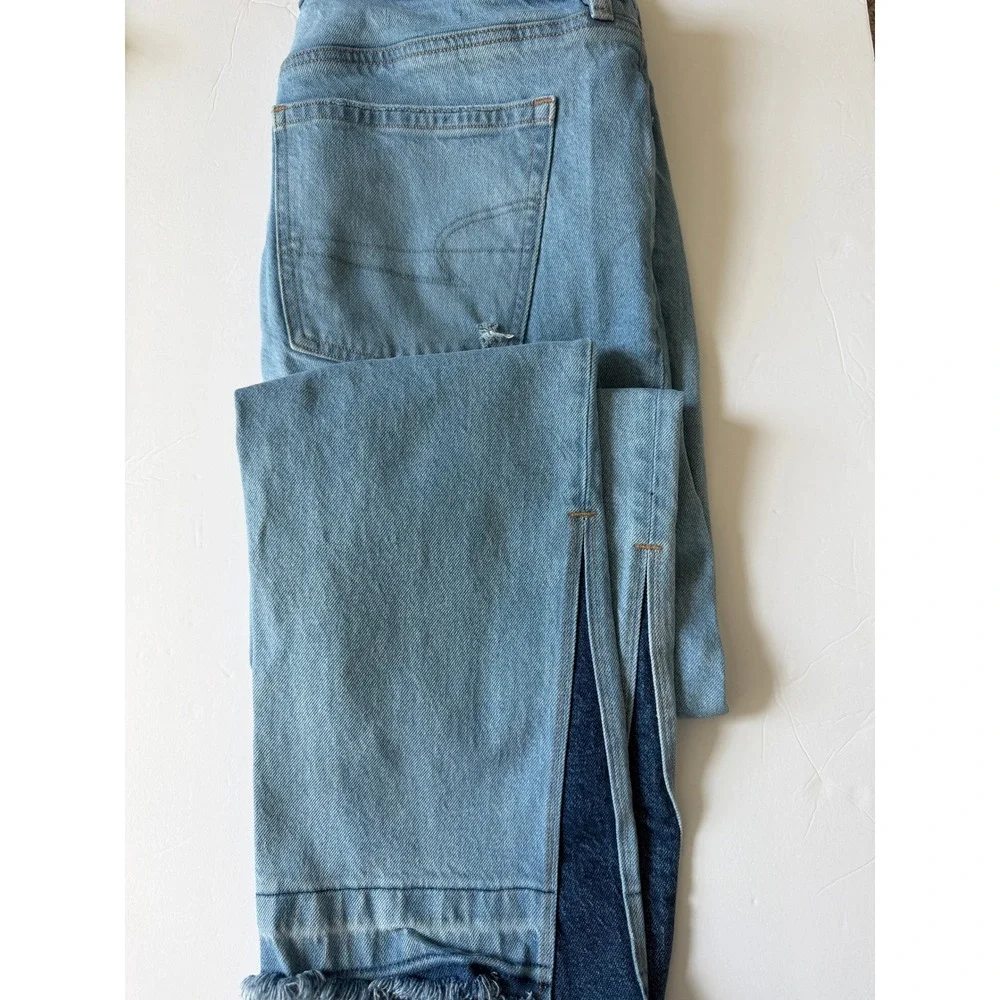 American Eagle Split Hem Straight Leg Jeans Light Wash Distressed Denim 28